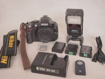 Nikon D5100 s príslušenstvom.