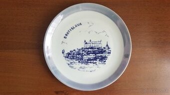 Tanier s reliéfom Bratislavského hradu