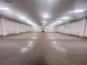Na prenájom sklad 1474 m² s nakladacími rampami a kancelársk