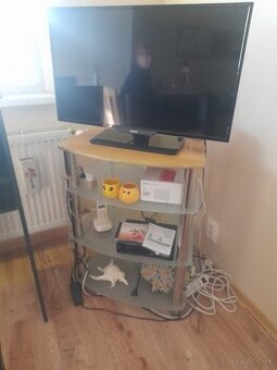 Darujem stolík pod TV