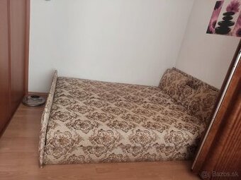 Manželská posteľ s úložným priestorom