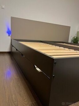 Posteľ s úložným priestorom