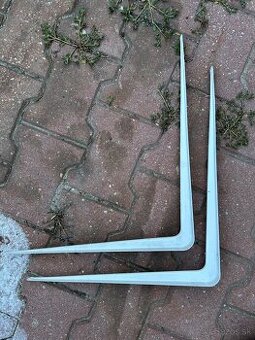 dva kovove drziaky na policu, kus euro