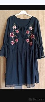 Šaty s folklórnym motívom