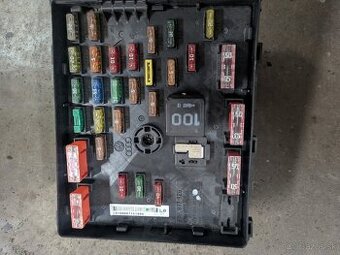 Predám na Passat b6 poistkou skrinku