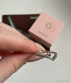 Dámsky originál Pandora prsteň s kamienkami