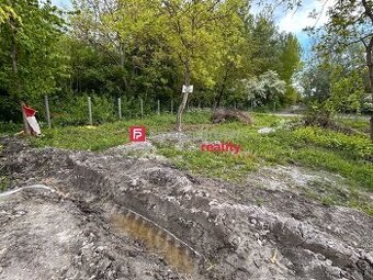 Slnečný pozemok v novovybudovanej časti obce Dunajský Klátov - 1
