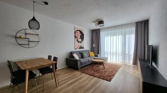 Nový priestranný 3iz. byt s klimatizáciou, balkónom a parkov