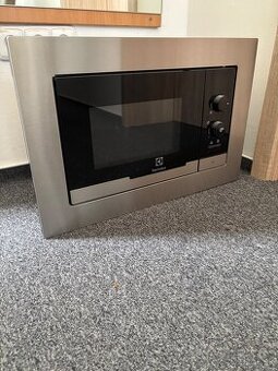 Elegantná vstavaná mikrovlnná rúra Electrolux