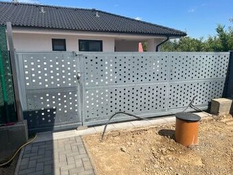 Samonosná hlinikova brána s bránkou
