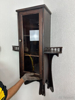 Presklená rohová skrinka