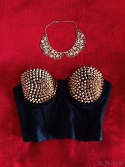 Čierny korzetový top so zlatými ostňami