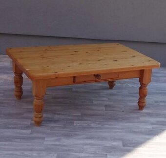 Stolík konferenčný smrekový.