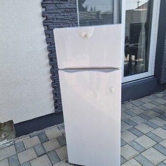 Chladnička s mrazničkou indesit