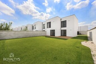 Moderný dvojpodlažný dom s krásnou záhradou v novej štvrti