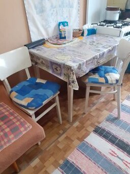 Jedálenský stôl a 2 stoličky