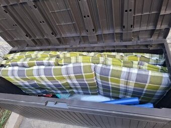 Podsedák na záhradné stoličky + box