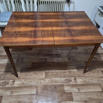 Rozkladací jedálenský stôl