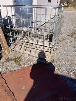 Ibc kontainer kos na palivove drevo.