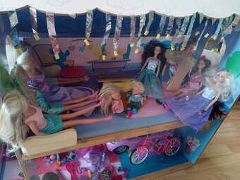 ako nový veľký domček drevený pre Barbie poschodový