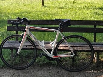 Cestný bicykel