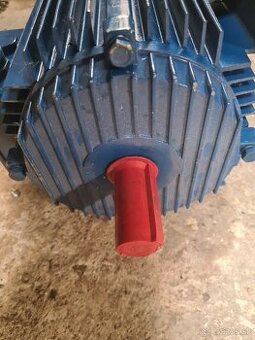 Predám nový nepoužitý pätkový el.motor 3kW 2900ot