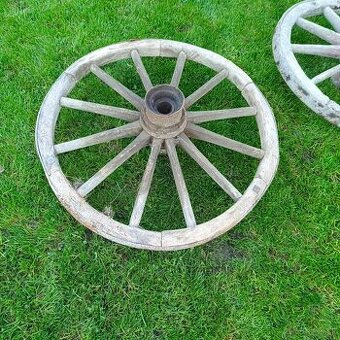 Predam drevene kolesa z voza.