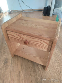 Nočný stolík z borovice