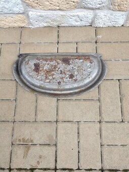 Starozitna tacka pred kachle zo zidovskou hviezdou