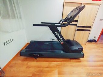 Bežecký pás Life Fitness