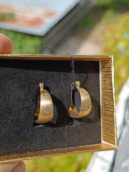 Zlate nausnice kruhy gravirovanie 585