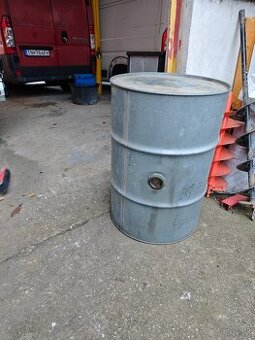 Plechový sud na naftu