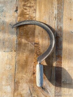 Starožitný kovaný kosák - rustikálna dekorácia