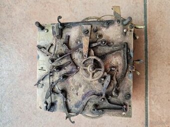 Starožitny hodinový stroj štvrťkovy