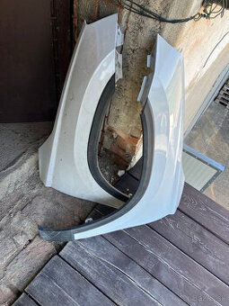 predni levy bily blatnik SKODA Karoq