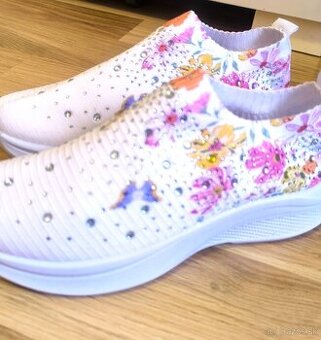 NOVÉ DÁMSKE JARNÉ ELEGANTNÉ tenisky s kamienkami č.38