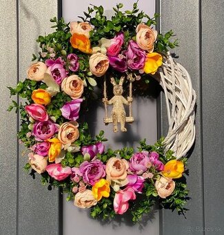 Jarný veniec na bielom prutenom základe dekorácia na dvere