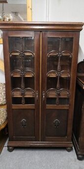 Starožitná masivná knižnica