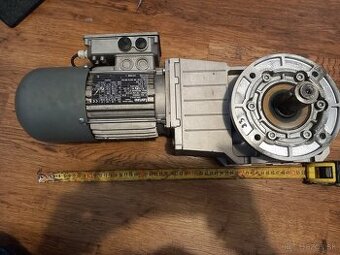 Elektromotor s prevodovkou 18,5 ot/min 181 Nm 370W 3f