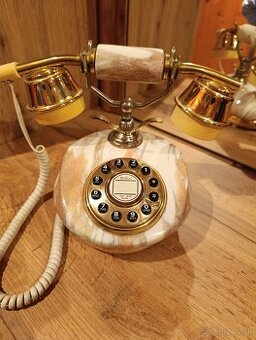 Starý telefon