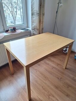 Jedálenský stôl so stoličkami