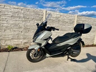 Predám Honda Forza 125 s originál kufrom a veľkým plexi