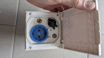Multifunkčná vonkajšia zásuvka - 230V/12V, anténa/satelit