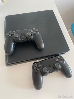 PS4 slim 1TB s 2 ovládačmi +hry