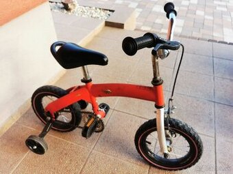 Detský bicykel s pomocnými kolieskami