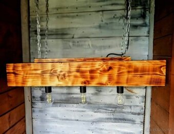 Drevená závesná lampa