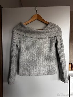 Sveter padnutý cez plecia