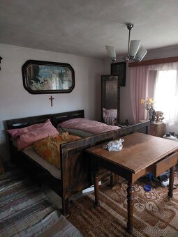 Starožitný nábytok, posteľ.