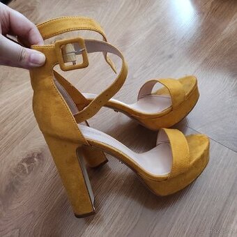 Horčicové sandále na platforme