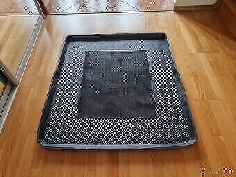 VW Passat kombi B8 - vanicka do kufra...